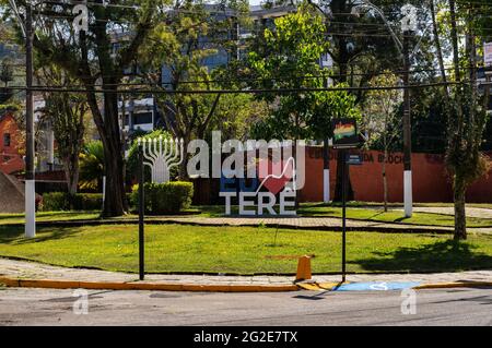 Ein kleiner Garten mit der Botschaft „I Love Teresopolis“ an der Ecke der Alberto Torres Avenue mit der Augusto do Amaral Peixoto Straße. Stockfoto