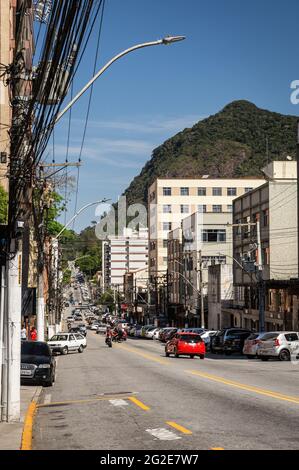 Südansicht des sehr langen absteigenden Abschnitts der Oliveira Botelho Avenue, in der Nähe des Nilo Pecanha Platzes unter sonnenklarem blauen Himmel. Stockfoto