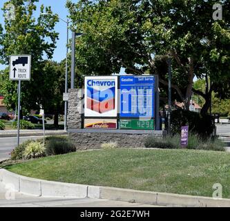 Chevron Tankstelle Preise über 564 pro Gallone in Union City, Kalifornien, 10. Juni 2021 Stockfoto