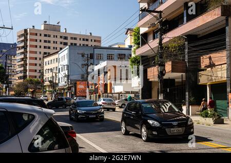 Nordansicht Abschnitt der Oliveira Botelho Avenue, in der Nähe Nilo Pecanha Platz unter sonnigen klaren blauen Himmel Tag. Stockfoto