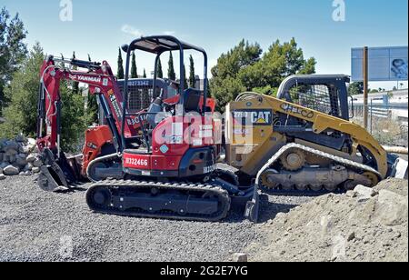 Straßenarbeiten Traktoren entlang der Autobahn 880 in Kalifornien im Jahr 2021 Stockfoto