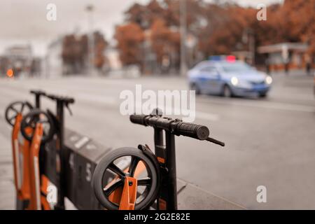 Das Problem der Elektroroller in der Stadt und die Polizei auf der Straße Stockfoto