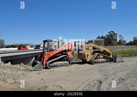 Straßenarbeiten Traktoren entlang der Autobahn 880 in Kalifornien im Jahr 2021 Stockfoto