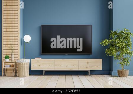 Nachbau einer TV-Wand, die auf einem Schrank in einem Wohnzimmer mit dunkelblauer Wand montiert ist.3d-Rendering Stockfoto
