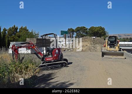 Straßenbautraktoren, Betonbarrieren, Holz, entlang der Autobahn 880 in Kalifornien im Jahr 2021 Stockfoto