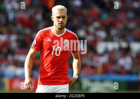 Aaron Ramsey aus Wales mit gebleichtem blondem Haar. Wales gegen Nordirland, UEFA Euro 2016 letzte 16 Spiele im Parc des Princes in Paris, Frankreich . Ju Stockfoto