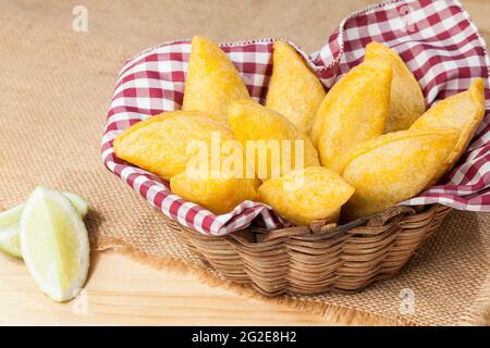 Tasty Empanadas - kolumbianische Küche; Foto auf Holzhintergrund Stockfoto