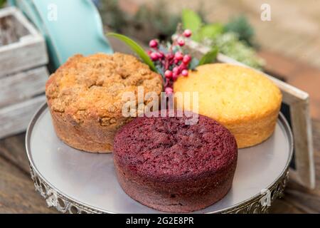 Drei verschiedene Kuchen, von verschiedenen Geschmacksrichtungen für den Geburtstag, Jubiläum oder Hochzeitsempfang. Stockfoto