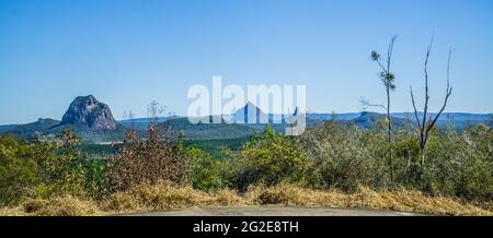 Blick auf den Mount Tibrogargan, Mount Beerwah und Mount Coonowrin, vulkanische Lavakerngipfel der Glass House Mountains, von der Loo des Wild Horse Mountain aus gesehen Stockfoto