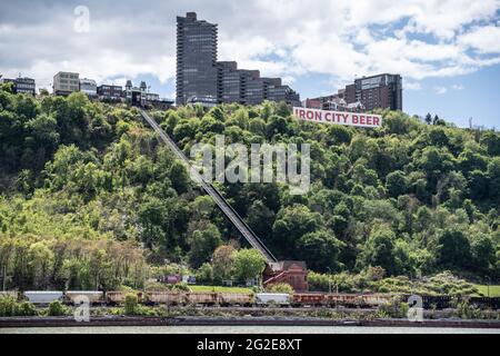 Pittsburgh, Pennsylvnia, USA - 12. Mai 2021: Zugpässe vor dem Duquesne Incline und Mount Washington mit Blick vom Point State Park Stockfoto