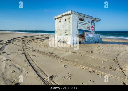 Historischer 2. Weltkrieg Überbleibsel des nördlichen Beobachtungspostens, ein Betonbunker am Meeresstrand von Bribie Island, Bribie Island National Park, Moreton Bay Stockfoto