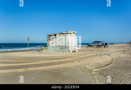 Historischer 2. Weltkrieg Überbleibsel des nördlichen Beobachtungspostens, ein Betonbunker am Meeresstrand von Bribie Island, Bribie Island National Park, Moreton Bay Stockfoto