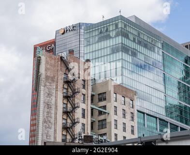 Pittsburgh, Pennsylvania, USA - 12. Mai 2021: Kontrastierende Architekturstile in der Innenstadt von Pittsburgh, Pennsylvania Stockfoto