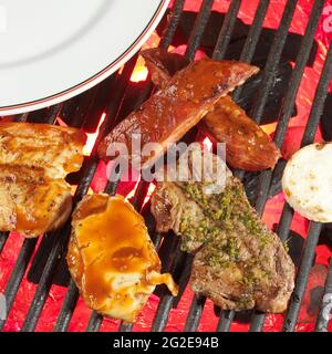 Essen - leckere Steaks mit verschiedenen Fleischsorten, die gegrillt werden. Stockfoto