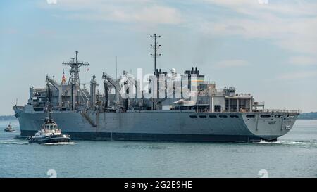 Die USNS lieferten am 7. Juni 2021 ein Militärkommando zur Unterstützung von Kampfhandlungen, das Portsmouth, Großbritannien, verließ. Stockfoto