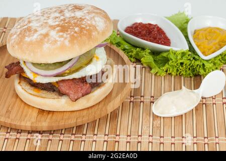 Leckerer Amerikanischer Burger Mit Fleischei Und Speck. Stockfoto