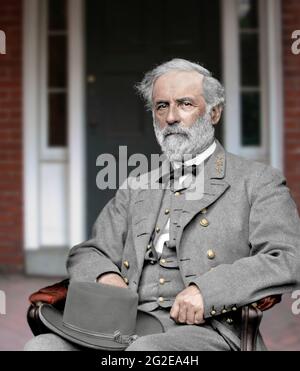Dies ist ein koloriertes Vintage-Foto von General Robert E. Lee. Es ist mit einem zeitgenössischen Foto vermischt, das Lees Wohnung in Richmond, Virginia, zeigt. Stockfoto