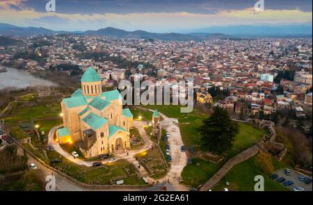 Blick von der Drohne auf die beleuchtete Kathedrale von Dormition in Kutaisi am Abend Stockfoto