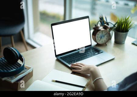 Ein Mädchen übt vor dem Online-Kurs per Video die Grundkursübungen auf dem Laptop. Soziale Distanzierung.Bleib zu Hause. Neuer Normalwert. Covid-19 Coronavirus-Konzept. Stockfoto