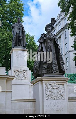 Statuen der Königin Elizabeth, der Königin Mutter und König George V, Eltern von Königin Elizabeth II, auf der Mall. Stockfoto