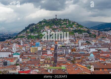 Quito Stadtzentrum mit dramatischen Wolken, Ecuador. Stockfoto