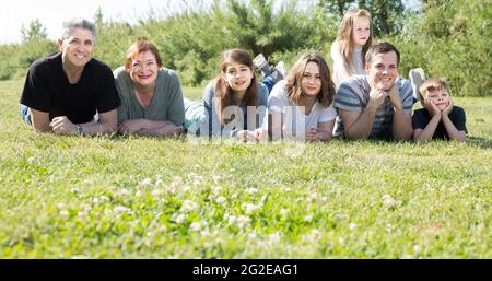 Positive Familie fotografiert auf dem Rasen Stockfoto