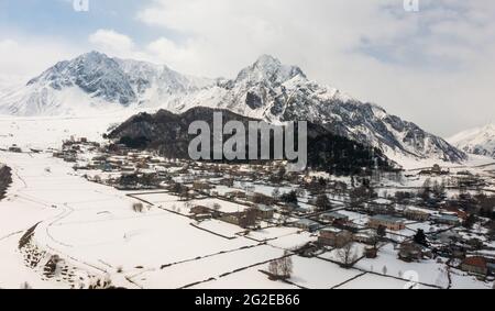 Luftaufnahme des bergigen georgischen Dorfes Sioni mit Schnee bedeckt Stockfoto