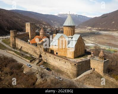 Panoramablick von der Festung Ananuri auf den Aragvi-Fluss und den Zhinvali-Stausee im Frühling Stockfoto