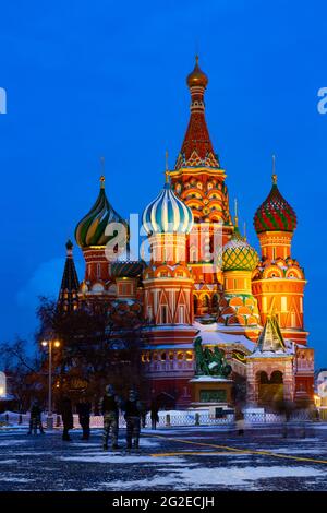 Kathedrale der Heiligen Basiliken auf dem Roten Platz von Moskau am Winterabend Stockfoto