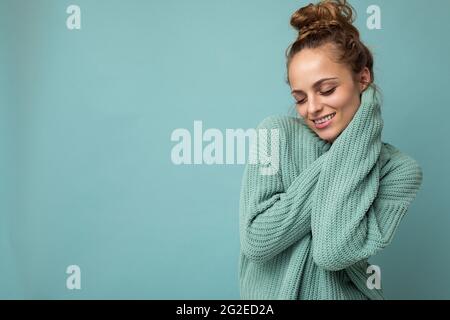 Close-up Porträt von schön aussehende attraktiv schöne liebenswerte ziemlich niedlich Winsome Wunderschöne fröhlich fröhlich fröhlich wellig-haarige blonde Frau auf Pastell isoliert Stockfoto