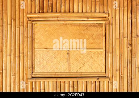 Gewebte Fensterverkleidung an der Bambuswand Stockfoto