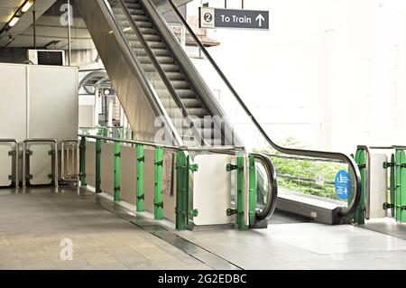 Rolltreppe im Bahnhof von Bangkok Thailand Stockfoto