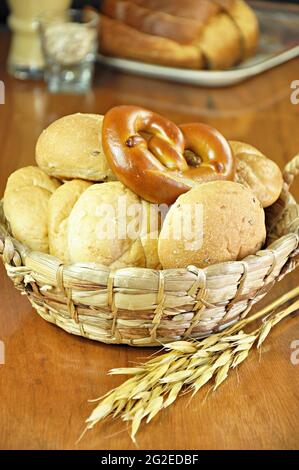Brot und Brezel im Korb Stockfoto
