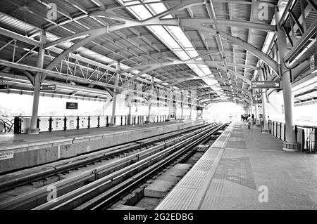 Bahngleise und Bahnsteige des Sky Train in Bangkok Thailand Stockfoto