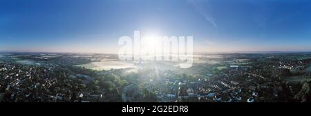 Luftpanorama einer nebligen Morgendämmerung über Malmesbury, Wiltshire Stockfoto