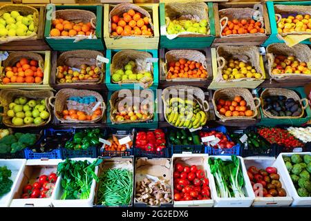 Rohes frisches Gemüse und Obst auf der Theke Stockfoto