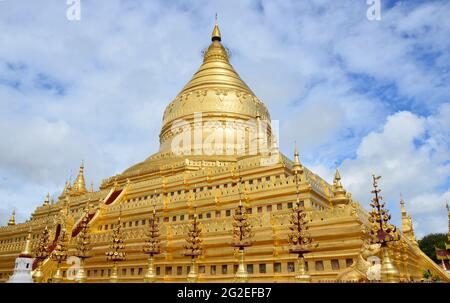 Außenansicht der großen goldenen Shwezigon-Pagode unter der Sonne in Bagan Myanmar Stockfoto