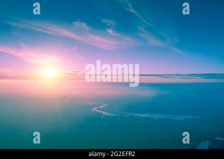 Früher nebliger Morgen. Sonnenaufgang über dem Land. Ländliche Landschaft im frühen Frühjahr. Luftaufnahme Stockfoto