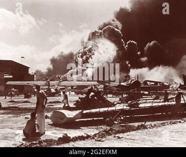 Wrackübersäte Naval Air Station in Pearl Harbor nach dem japanischen Angriff am 7. Dezember 1941 auf der Insel Oahu, dem Territorium von Hawaii. Stockfoto