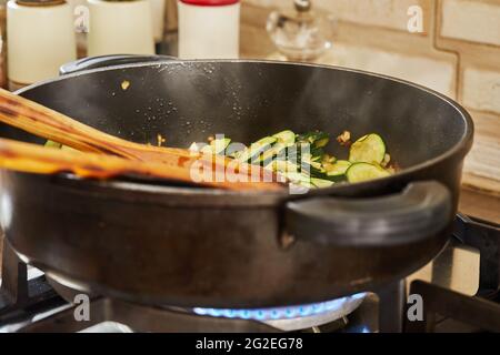 Gebratene Zucchini mit Zwiebeln in der Pfanne, zum Gratinieren mit Blauschimmelkäse, Schritt-für-Schritt-Rezept aus dem Internet Stockfoto