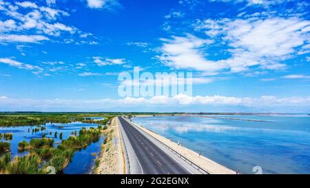 Bayingolin, China. Juni 2021. Die Schönheit des Schilfmeers des Bosten Sees im Sommer in Bayingolin, Xinjiang, China, am 10. Juni 2021.(Foto: TPG/cnsphotos) Quelle: TopFoto/Alamy Live News Stockfoto