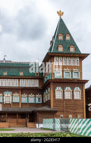 Eine hölzerne Residenz der russischen Zaren in Kolomenskoje, Moskau, Russland. Museum-Reserve Kolomenskoye, Moskau, Russland. Kolomenskoye war mittelalterlicher königlicher resi Stockfoto