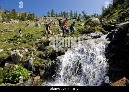 FRANKREICH. ALPES-MARITIMES (06) ISOLA 2000 SKIGEBIET. MERCANTOUR NATIONAL PARK. AM SEE DER ROTEN ERDE (LAC DE TERRE ROUGE A€“ 2452 METER) Stockfoto