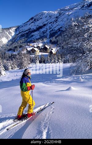 FRANKREICH. ISERE (38) MASSIF DES GRANDES ROUSSES. SKIGEBIET ALPE D'HUEZ. OZ-EN-OISANS DORF Stockfoto