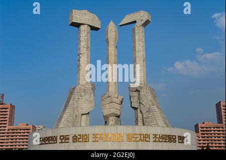 08.08.2012, Pjöngjang, Nordkorea, Asien - Denkmal für die Gründung der Arbeiterpartei Koreas mit Hammer, Sichel und Kalligrafie-Pinsel. Stockfoto