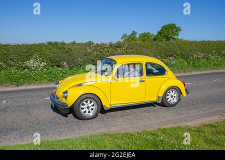 1973 70s 70er Jahre gelber VW Volkswagen 1303 Beetle 1300cc Benzin, unterwegs zur Capesthorne Hall classic May Car Show, Keshire, UK Stockfoto