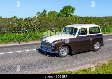 1955 50er Jahre brauner, cremefarbener Hillman Husky 4999cc Kombi, auf dem Weg zur Capesthorne Hall Classic Car Show im Mai, Cheshire, Großbritannien Stockfoto
