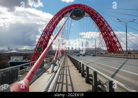 MOSKAU - 3. APRIL 2021: Wunderschöne Zhivopisny-Brücke in Moskau, Russland. Es ist die höchste Hängebrücke in Europa und Wahrzeichen von MOSC Stockfoto