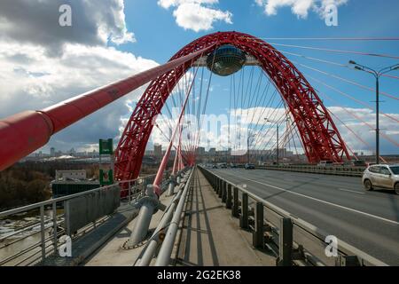 MOSKAU - 3. APRIL 2021: Wunderschöne Zhivopisny-Brücke in Moskau, Russland. Es ist die höchste Hängebrücke in Europa und Wahrzeichen von MOSC Stockfoto