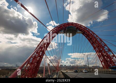 MOSKAU - 3. APRIL 2021: Wunderschöne Zhivopisny-Brücke in Moskau, Russland. Es ist die höchste Hängebrücke in Europa und Wahrzeichen von MOSC Stockfoto